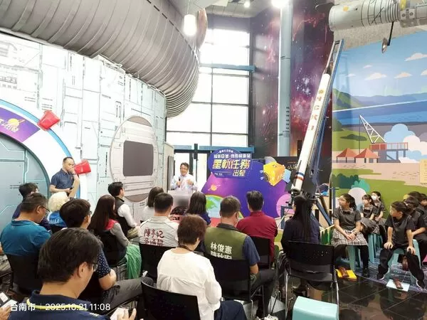 ▲南瀛天文館推出《星軌任務出發－福衛八號特展》，民眾可透過互動體驗了解台灣自主衛星任務（記者林東良翻攝，下同）