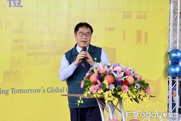 ▲蓮潭國中小二期校舍落成典禮由市長黃偉哲主持剪綵，現場氣氛熱烈（記者林東良翻攝，下同）