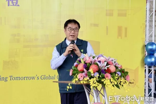 ▲蓮潭國中小二期校舍落成典禮由市長黃偉哲主持剪綵，現場氣氛熱烈（記者林東良翻攝，下同）