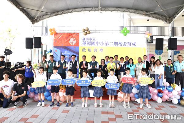 ▲蓮潭國中小二期校舍落成典禮由市長黃偉哲主持剪綵，現場氣氛熱烈（記者林東良翻攝，下同）