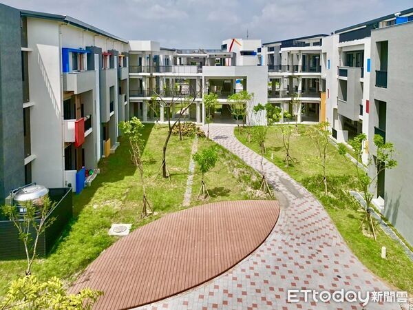 ▲蓮潭國中小二期校舍落成典禮由市長黃偉哲主持剪綵，現場氣氛熱烈（記者林東良翻攝，下同）