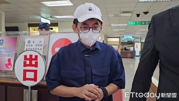 ▲▼黃子佼私藏未成年性影像案，二審言詞辯論終結，他離開法院前，兩度鞠躬。（圖／記者呂佳賢攝）