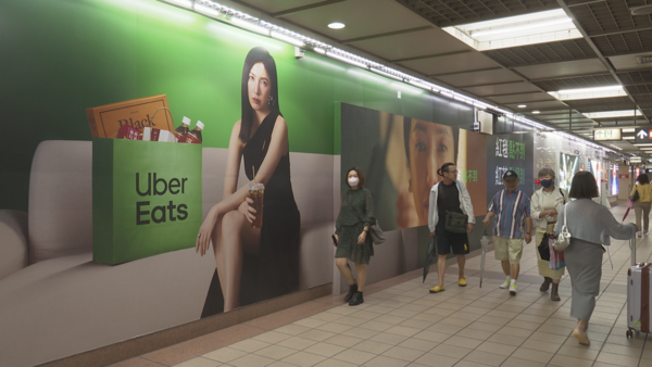 ▲▼北捷10月宣傳,板南線,忠孝復興站,New Balance,國泰健康管理中心,松下,Uber Eats,PORTER。（圖／記者姜國輝攝）