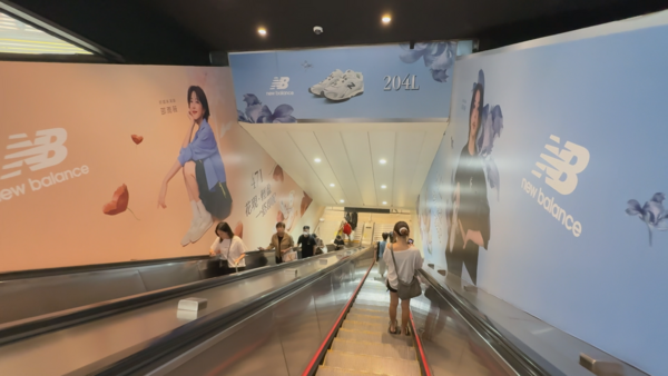 ▲▼北捷10月宣傳,淡水信義線,中山站,New Balance,JCB,Uber Eats,PORTER。（圖／記者姜國輝攝）