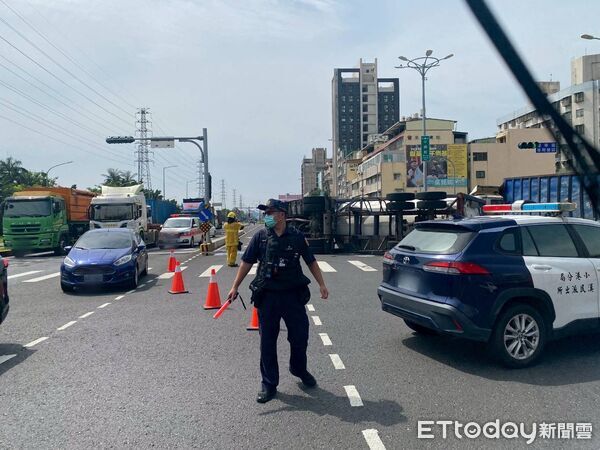 ▲▼高雄罐槽車轉彎翻覆橫躺馬路　路人憂化學品洩漏嚇壞  。（圖／記者賴文萱翻攝）