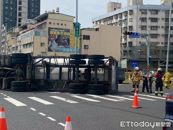 ▲▼高雄罐槽車轉彎翻覆橫躺馬路　路人憂化學品洩漏嚇壞  。（圖／記者賴文萱翻攝）
