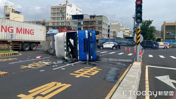 ▲▼高雄罐槽車轉彎翻覆橫躺馬路　路人憂化學品洩漏嚇壞  。（圖／記者賴文萱翻攝）