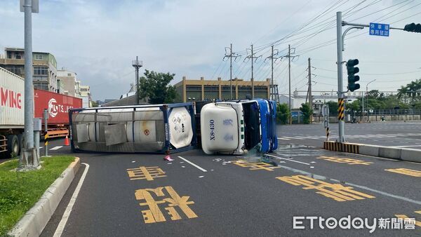 ▲▼高雄罐槽車轉彎翻覆橫躺馬路　路人憂化學品洩漏嚇壞  。（圖／記者賴文萱翻攝）