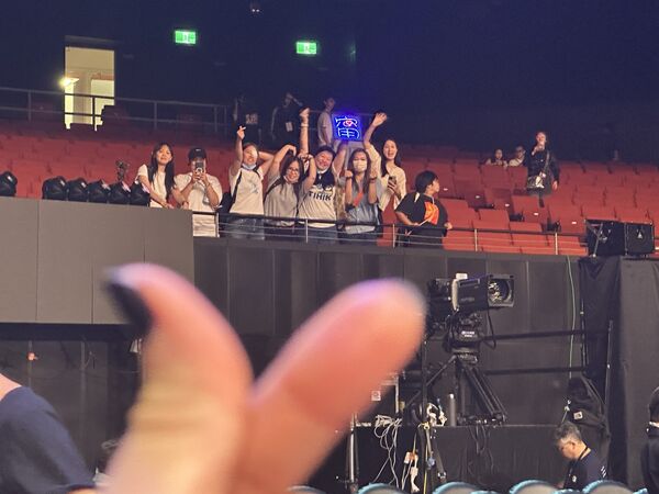 張鈞甯揮手被發現「手掌整片黑字」！　金鐘隔3天解密：是醫生名（圖／翻攝自Facebook／張鈞甯）