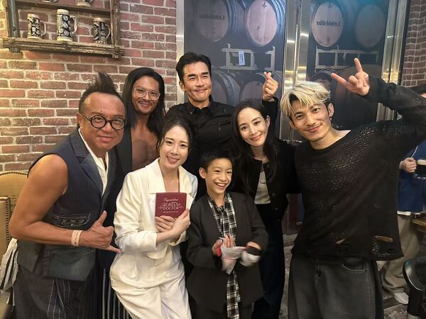 張鈞甯揮手被發現「手掌整片黑字」！　金鐘隔3天解密：是醫生名（圖／翻攝自Facebook／張鈞甯）