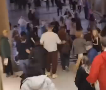 ▲▼陸客拍下羅浮宮搶案趕人現場。（圖／翻攝自微博）
