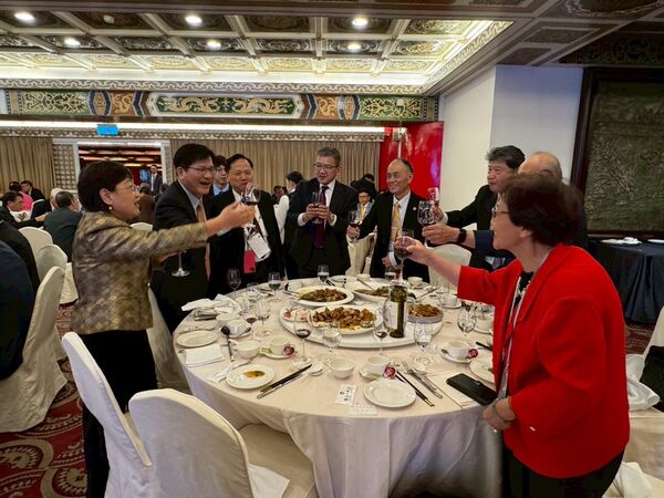 ▲▼外交部長林佳龍20日宴請世界各地的僑務委員，以及立法院與監察院外交及國防委員會委員。僑委會主委徐佳青。（圖／翻攝自Facebook／林佳龍）