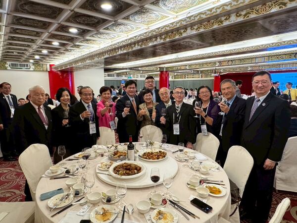 ▲▼外交部長林佳龍20日宴請世界各地的僑務委員，以及立法院與監察院外交及國防委員會委員。僑委會主委徐佳青。（圖／翻攝自Facebook／林佳龍）