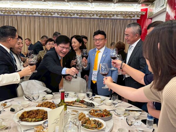 ▲▼外交部長林佳龍20日宴請世界各地的僑務委員，以及立法院與監察院外交及國防委員會委員。僑委會主委徐佳青。（圖／翻攝自Facebook／林佳龍）