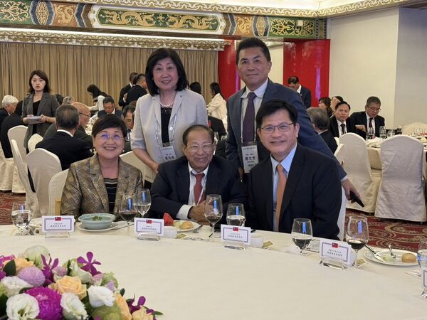 ▲▼外交部長林佳龍20日宴請世界各地的僑務委員，以及立法院與監察院外交及國防委員會委員。僑委會主委徐佳青。（圖／翻攝自Facebook／林佳龍）