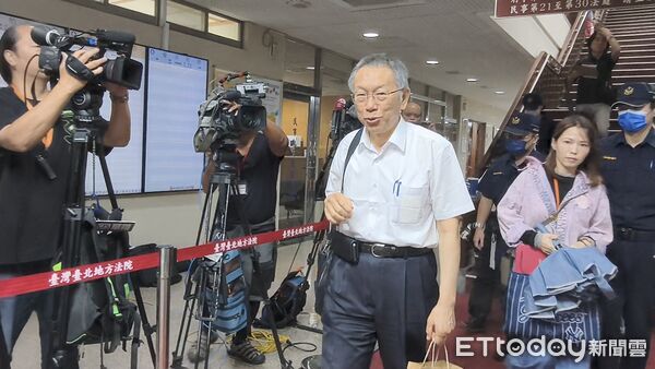 ▲▼台北地院今（21日）審理政治獻金公益侵占案，台灣民眾黨立委黃珊珊（風衣）第2度作證，被告柯文哲、李文娟（持傘）出庭，民眾黨主席黃國昌旁聽後庭外受訪。（圖／記者黃哲民攝）