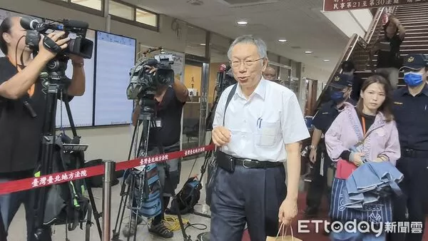 ▲▼台北地院今（21日）審理政治獻金公益侵占案，台灣民眾黨立委黃珊珊（風衣）第2度作證，被告柯文哲、李文娟（持傘）出庭，民眾黨主席黃國昌旁聽後庭外受訪。（圖／記者黃哲民攝）