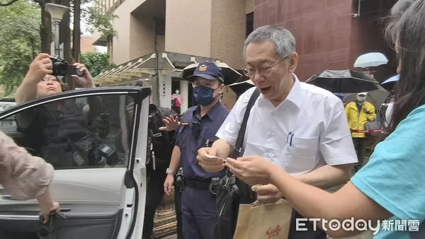 ▲▼台北地院今（21日）審理政治獻金公益侵占案，台灣民眾黨立委黃珊珊（風衣）第2度作證，被告柯文哲、李文娟（持傘）出庭，民眾黨主席黃國昌旁聽後庭外受訪。（圖／記者黃哲民攝）