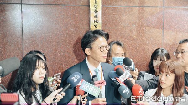 ▲▼台北地院今（21日）審理政治獻金公益侵占案，台灣民眾黨立委黃珊珊（風衣）第2度作證，被告柯文哲、李文娟（持傘）出庭，民眾黨主席黃國昌旁聽後庭外受訪。（圖／記者黃哲民攝）