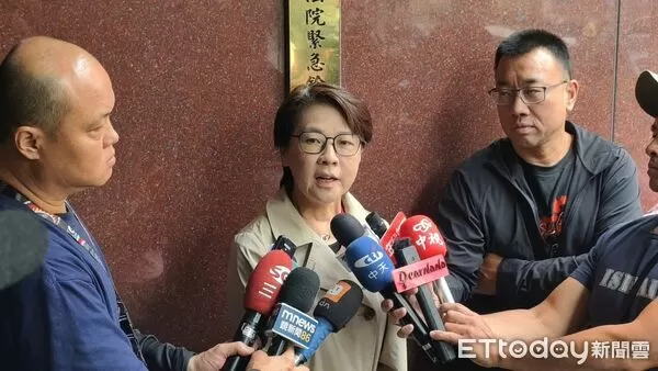 ▲▼台北地院今（21日）審理政治獻金公益侵占案，台灣民眾黨立委黃珊珊（風衣）第2度作證，被告柯文哲、李文娟（持傘）出庭，民眾黨主席黃國昌旁聽後庭外受訪。（圖／記者黃哲民攝）