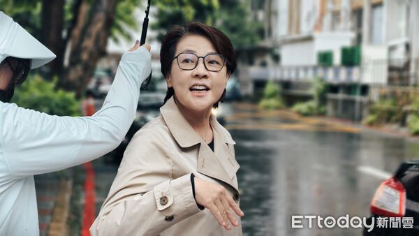 ▲▼台北地院今（21日）審理政治獻金公益侵占案，台灣民眾黨立委黃珊珊（風衣）第2度作證，被告柯文哲、李文娟（持傘）出庭，民眾黨主席黃國昌旁聽後庭外受訪。（圖／記者黃哲民攝）