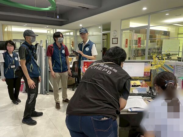 ▲彰化縣環保局前往該間PU皮革廠執行聯合稽查。（圖／彰化縣環保局提供）