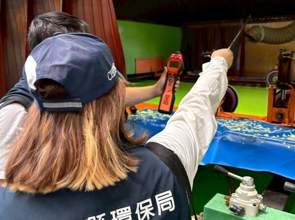 ▲彰化縣環保局前往該間PU皮革廠執行聯合稽查。（圖／彰化縣環保局提供）