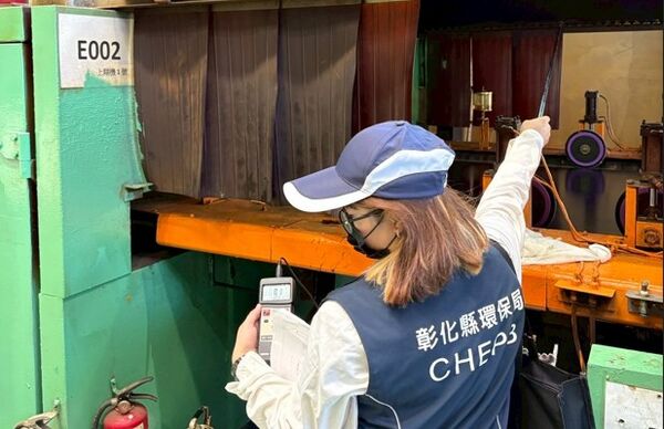 ▲彰化縣環保局前往該間PU皮革廠執行聯合稽查。（圖／彰化縣環保局提供）