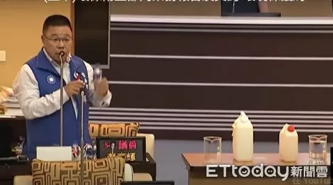 ▲蔡育輝搬四瓶水到議會現場質詢，指出烏山頭水庫採樣水明顯偏綠，引發是否影響飲水安全的疑慮。（記者林東良翻攝，下同）