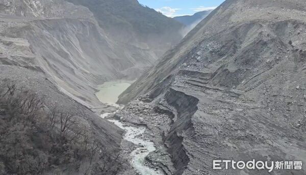 ▲▼花蓮分署今以直升機空拍發現原馬太鞍堰塞湖下方新形成較小堰塞湖。（圖／花蓮分署提供，下同）