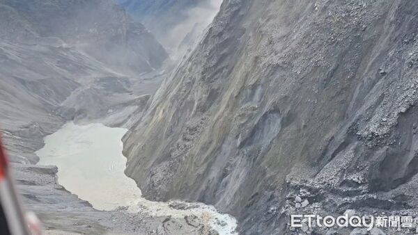 ▲▼花蓮分署今以直升機空拍發現原馬太鞍堰塞湖下方新形成較小堰塞湖。（圖／花蓮分署提供，下同）