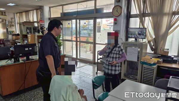 ▲里港警方助鄒男返家。（圖／記者陳崑福翻攝）