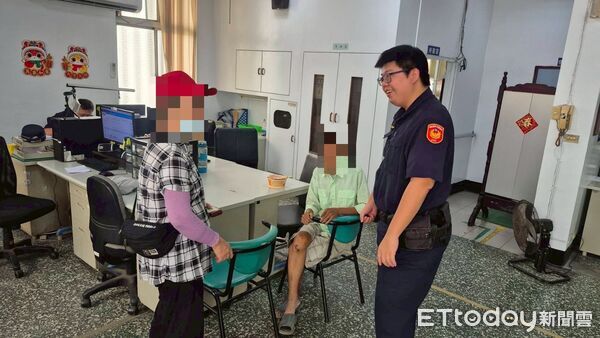 ▲里港警方助鄒男返家。（圖／記者陳崑福翻攝）