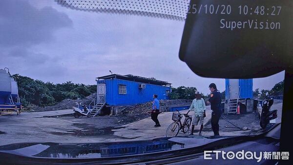 ▲里港警方助鄒男返家。（圖／記者陳崑福翻攝）