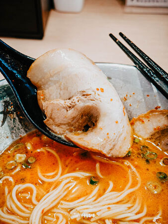 ▲▼「暖暮拉麵」赤烈火 VS 四川麻辣大評比。（圖／部落客胖貓提供）