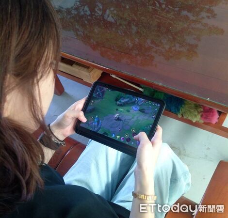 ▲台中市少年隊順利找回沉迷「傳說對決」遊戲的國一女生。（圖／少年隊提供）