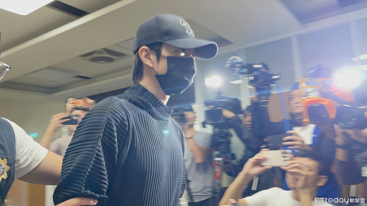 棒棒堂6人沒當兵奪金鐘獎 Cheap:大談全民國防又獎勵閃兵?