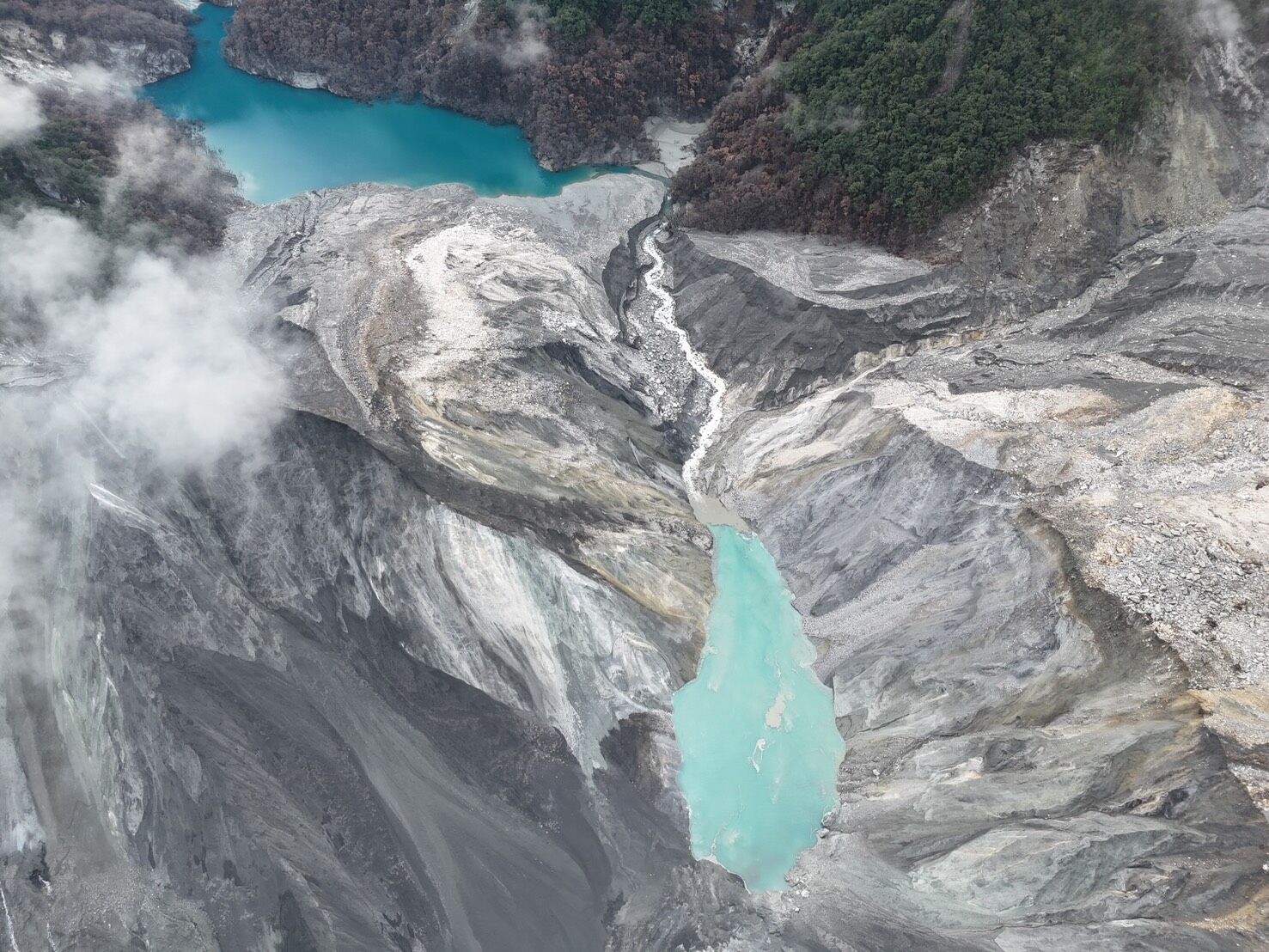 ▲新舊堰塞湖對比曝光。（圖／翻攝林業及自然保育署花蓮分署）