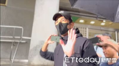 修杰楷閃兵遭起訴後「首露臉」！神隱1月喝喜酒  被她背後抱：愛你