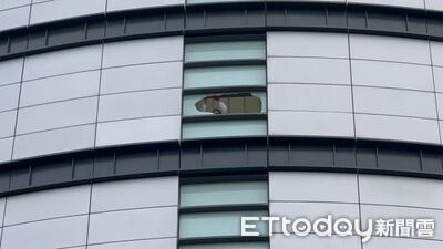 玻璃破大洞！台中新光三越8F「暫用膠帶補強」　危險區圍拒馬