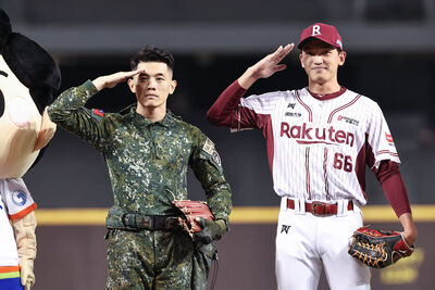 光復救災贈帽士官長陳保宏　台灣大賽G3開球傳遞暖心力量