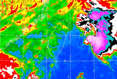 東北風很強！3地區「紫紅一片」豪雨再2天　台灣旁現輸水怪