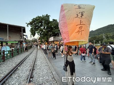 台鐵試辦「平溪線鐵道放天燈」 明天起周末假日3區域開放