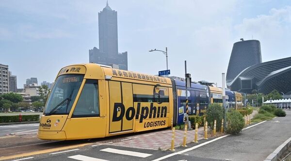 ▲萬泰物流「輕軌公益行」鮮黃車廂溫暖高雄港灣。（圖／萬泰提供）