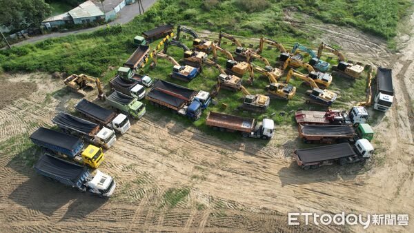 ▲▼橋檢廢土山             。（圖／記者陳宏瑞翻攝）