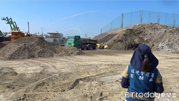 ▲▼橋檢廢土山             。（圖／記者陳宏瑞翻攝）