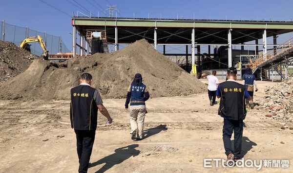 ▲▼橋檢廢土山             。（圖／記者陳宏瑞翻攝）