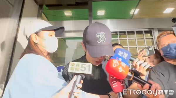 ▲小杰35萬元交保，2度微微鞠躬、點頭道歉。（圖／記者陳以昇攝，下同）