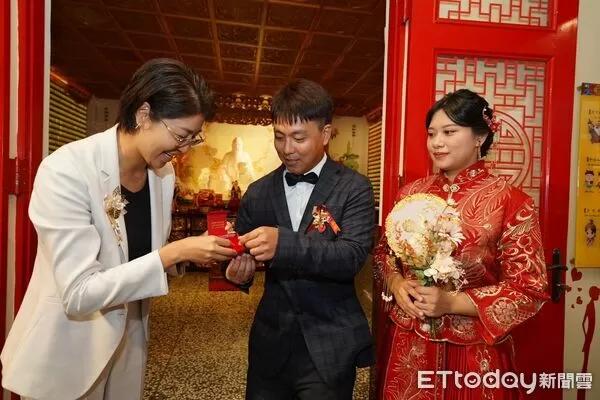 ▲南投縣長許淑華親臨現場，向新人獻上祝福與紀念禮品。（圖／記者游瓊華翻攝）