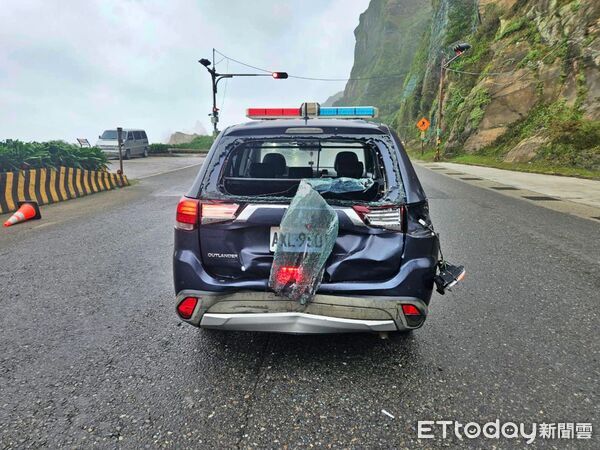 ▲瑞芳警巡邏車停等紅燈。（圖／記者郭世賢翻攝）